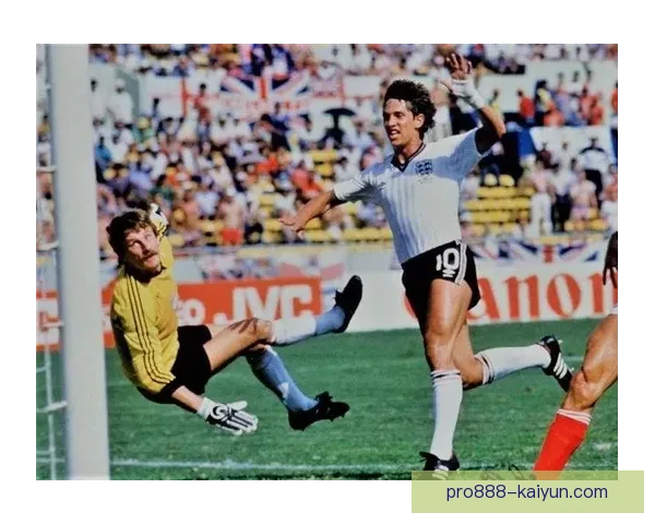 克鲁伊夫在关键比赛中的表现稳健，继续为球队注入竞争力。